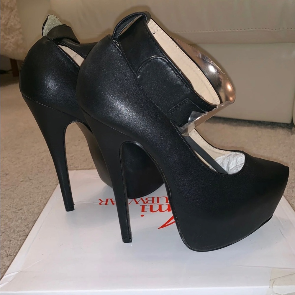 Black pumps with gold buckle In the front